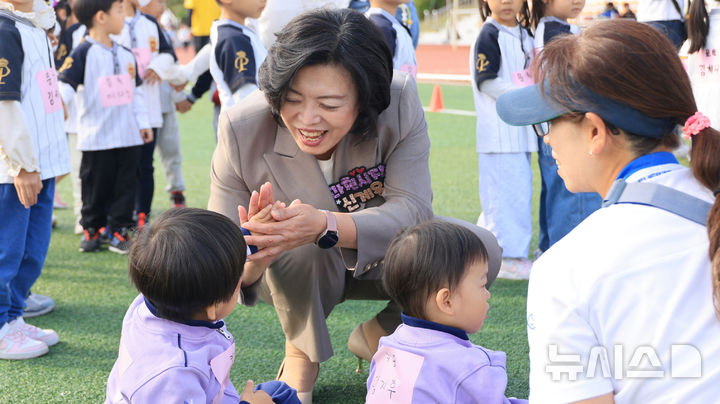 [과천=뉴시스] 신계용 시장이 지난해 열린 어린이집 한마음체육대회에서 아이들과 인사를 나누고 있다.(사진=과천시 제공).2025.10.10.photo@newsis.com