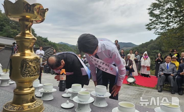 [옥천=뉴시스] 연종영 기자 = 국가보훈부와 조계종 가산사가 10일 충북 옥천군 안내면 가산사 순국충혼 위령탑 앞에서 주최·주관한 ‘대한 광복 80주년 기념 및 한일 평화의 날 행사’에서 임진왜란 당시 조선을 짓밟은 왜장의 후손 히로세 유이치(왼쪽)씨와 히사가케 소마씨가 제단에 헌주한 후 절하고 있다. 2025.10.10. jyy@newsis.com