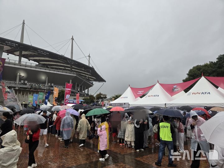 [서울=뉴시스] 하근수 기자= 10일 오후 8시 한국과 브라질의 A매치 평가전을 앞둔 서울월드컵경기장 앞 북측 광장. 2025.10.10. hatriker22@newsis.com