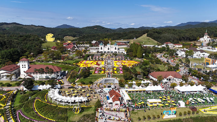 [임실=뉴시스] 김종효 기자 = '2025 임실N치즈축제' 3일째인 10일 임실치즈테마파크가 관광객들로 붐비고 있다. (사진=임실군 제공) 2025.10.10. photo@newsis.com *재판매 및 DB 금지