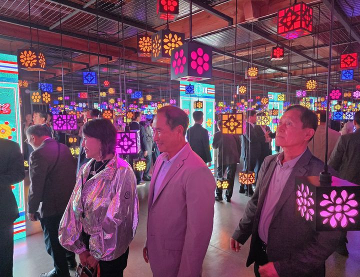 [수원=뉴시스]수원시미디어센터에서 신기한 미러체험을 하고 있는 한인회장들.2025.10.10. caleb@newsis.com *재판매 및 DB 금지