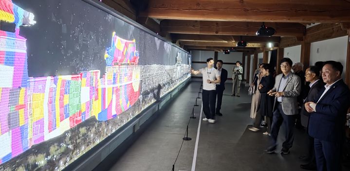 [수원=뉴시스]수원화성 미디어아트 시즌5 '새빛 향연(饗宴)'을 관람하고 있다.   *재판매 및 DB 금지