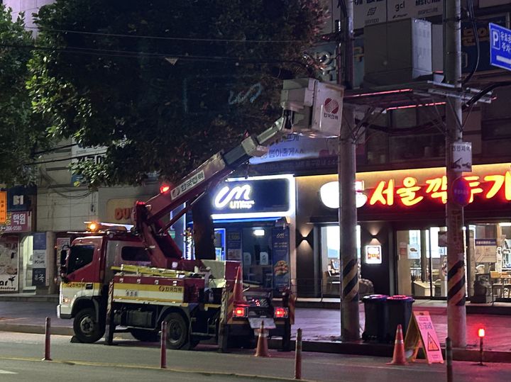 [광주=뉴시스] 10일 오후 9시20분께 광주 북구 용봉동 북구청사에서 정전이 발생해 한전이 긴급 복구 작업에 나서고 있다. (사진 = 광주 북구 제공) 2025.10.10. photo@newsis.com *재판매 및 DB 금지