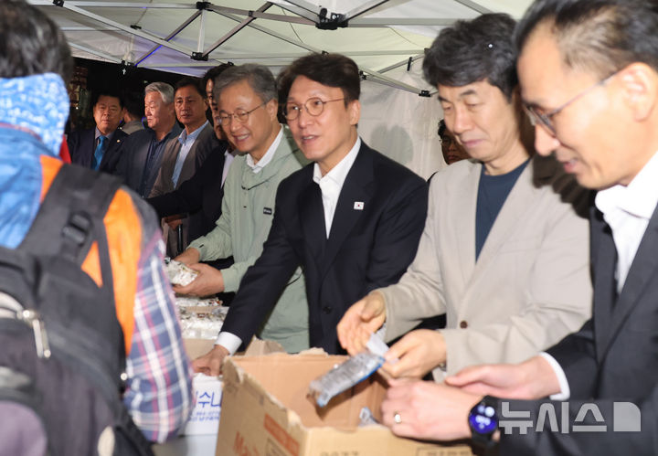 [서울=뉴시스] 김명원 기자 = 김민석 국무총리가 10일 오전 서울 구로구 도림로 새벽인력시장을 찾아 건설 일용근로자에게 격려물품 전달하고 있다. 2025.10.10. kmx1105@newsis.com