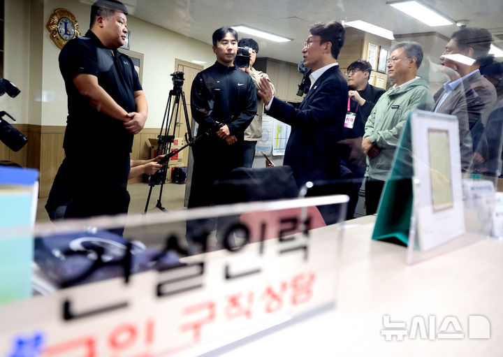 [서울=뉴시스] 김명원 기자 = 김민석 국무총리가 10일 오전 서울 구로구 도림로 인력사무소를 방문해 관계자들을 격려인사를 하고 있다. 2025.10.10. kmx1105@newsis.com