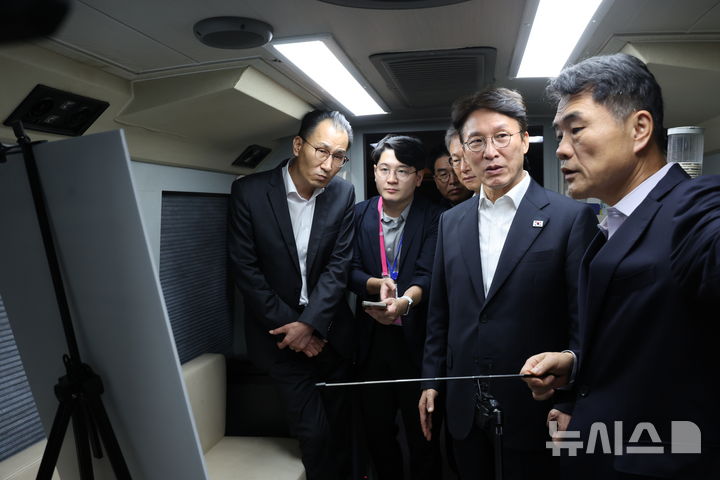 [서울=뉴시스] 김명원 기자 = 김민석 국무총리가 10일 오전 서울 구로구 도림로 종합지원 이동 상담버스를 방문해 새벽시장 인력현황 등을 보고 받고 있다. (공동취재) 2025.10.10. photo@newsis.com