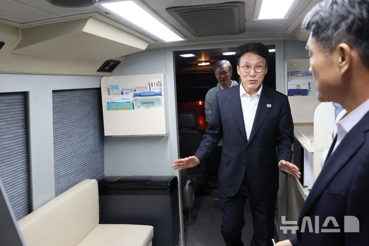 [서울=뉴시스] 김명원 기자 = 김민석 국무총리가 10일 오전 서울 구로구 도림로 종합지원 이동 상담버스를 방문해 새벽시장 인력현황 등을 보고 받고 있다. (공동취재) 2025.10.10. photo@newsis.com