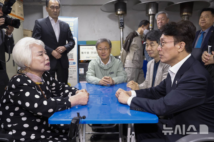 [서울=뉴시스] 청사사진기자단 = 김민석 국무총리가 10일 서울 구로구 남구로역 인근 인력시장 자원봉사센터에서 자원봉사자를 만나 대화를 하고 있다. 2025.10.10. photo@newsis.com