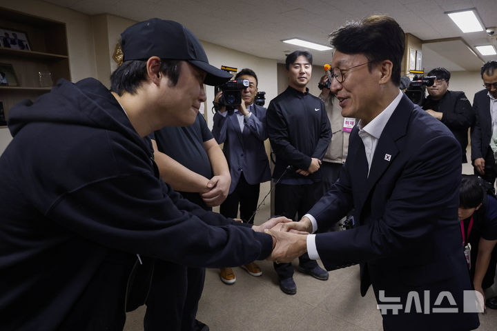 [서울=뉴시스] 청사사진기자단 = 김민석 국무총리가 10일 서울 구로구 남구로역 인근 인력사무소를 방문해 직원들을 격려하고 있다. 2025.10.10. photo@newsis.com