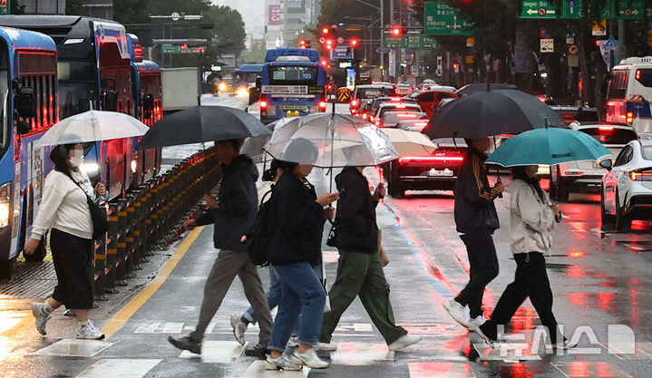 [서울=뉴시스] 최진석 기자 = 서울을 비롯한 수도권 곳곳에 비가 내리고 있는 10일 서울 종로구 세종대로 사거리에서 시민들이 우산을 쓰고 발걸음을 재촉하고 있다. 2025.10.10. myjs@newsis.com