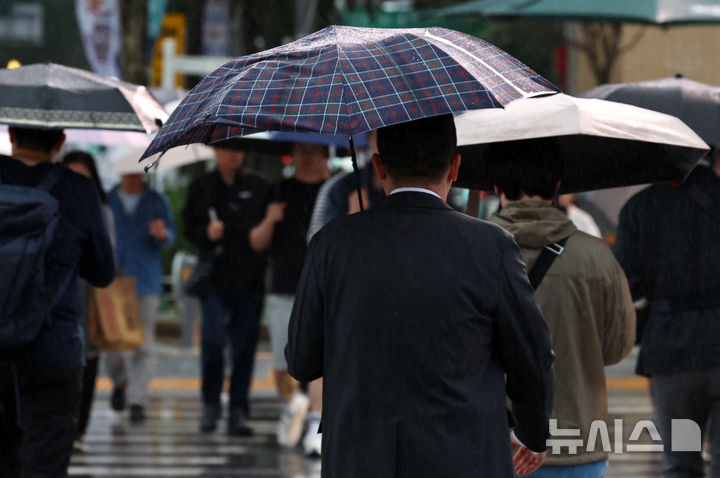 [서울=뉴시스] 최진석 기자 = 서울을 비롯한 수도권 곳곳에 비가 내리고 있는 10일 서울 종로구 세종대로 사거리에서 시민들이 우산을 쓰고 발걸음을 재촉하고 있다. 2025.10.10. myjs@newsis.com