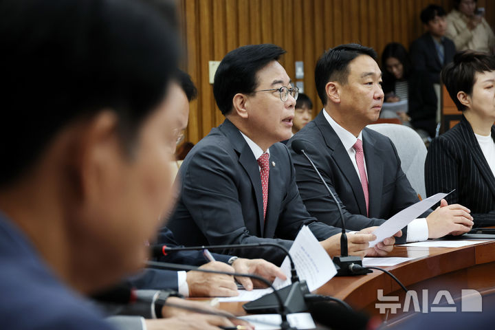 [서울=뉴시스] 김명년 기자 = 송언석 국민의힘 원내대표가 10일 오전 서울 여의도 국회에서 열린 국정감사 대책회의에서 발언하고 있다. 2025.10.10. kmn@newsis.com