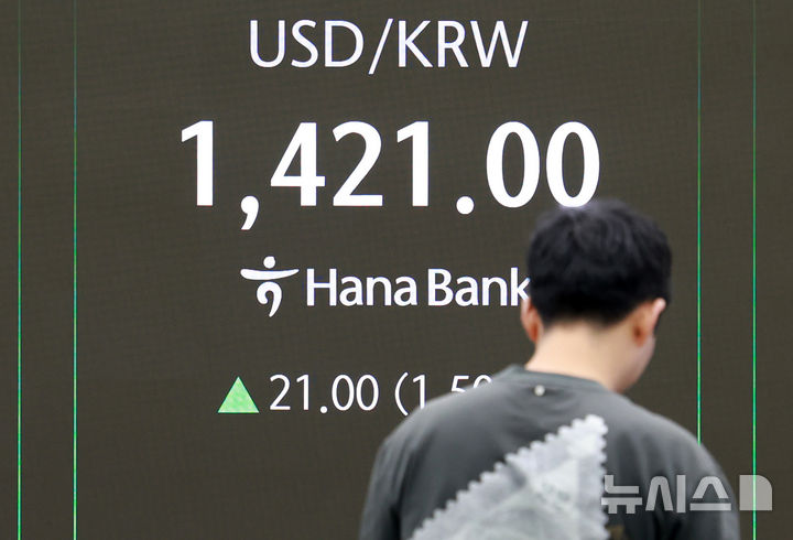 [서울=뉴시스] 이영환 기자 = 원·달러 환율이 전 거래일 주간거래 종가(1400원)보다 23.0원 오른 1423.0원에 출발한 10일 오전 서울 중구 하나은행 딜링룸 전광판에 환율이 표시되고 있다.코스피는 전 거래일(3549.21)보다 48.90포인트(1.38%) 오른 3598.11, 코스닥 지수는 전 거래일(854.25)보다 4.61포인트(0.54%) 상승한 858.86에 출발했다. 2025.10.10. 20hwan@newsis.com