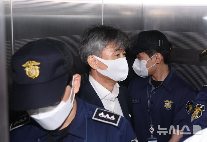 [서울=뉴시스] 홍효식 기자 = 이종호 전 블랙펄인베스트먼트 대표가 10일 오전 서울 서초구 순직해병 특검 사무실에 참고인 조사를 받기 위해 출석하고 있다. 2025.10.10. yesphoto@newsis.com