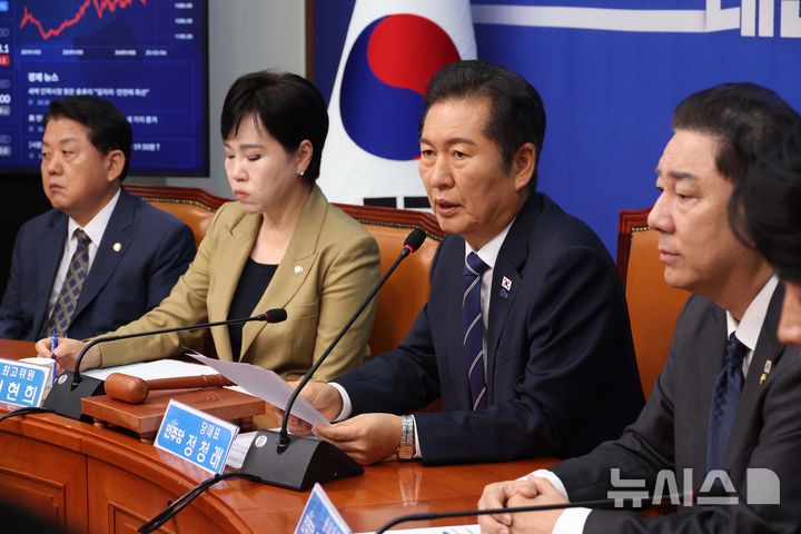 [서울=뉴시스] 조성봉 기자 = 정청래 더불어민주당 대표가 10일 오전 서울 여의도 국회에서 열린 최고위원회의에서 발언을 하고 있다. 2025.10.10. suncho21@newsis.com