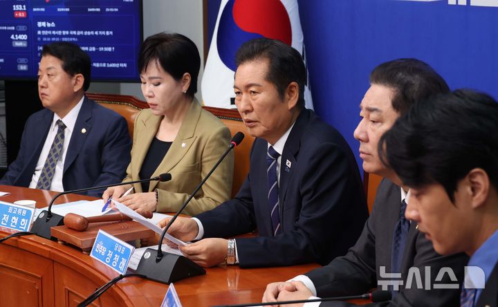 [서울=뉴시스] 조성봉 기자 = 정청래 더불어민주당 대표가 10일 오전 서울 여의도 국회에서 열린 최고위원회의에서 발언을 하고 있다. 2025.10.10. suncho21@newsis.com