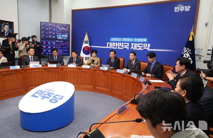 [서울=뉴시스] 조성봉 기자 = 정청래 더불어민주당 대표가 10일 오전 서울 여의도 국회에서 열린 최고위원회의에서 발언을 하고 있다. 2025.10.10. suncho21@newsis.com