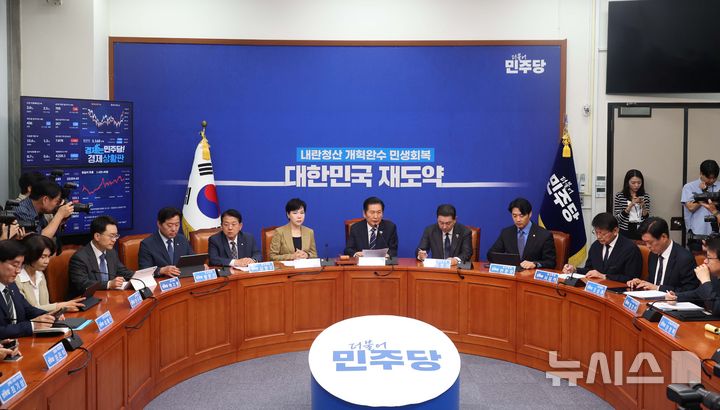 [서울=뉴시스] 조성봉 기자 = 정청래 더불어민주당 대표가 10일 오전 서울 여의도 국회에서 열린 최고위원회의에서 발언을 하고 있다. 2025.10.10. suncho21@newsis.com