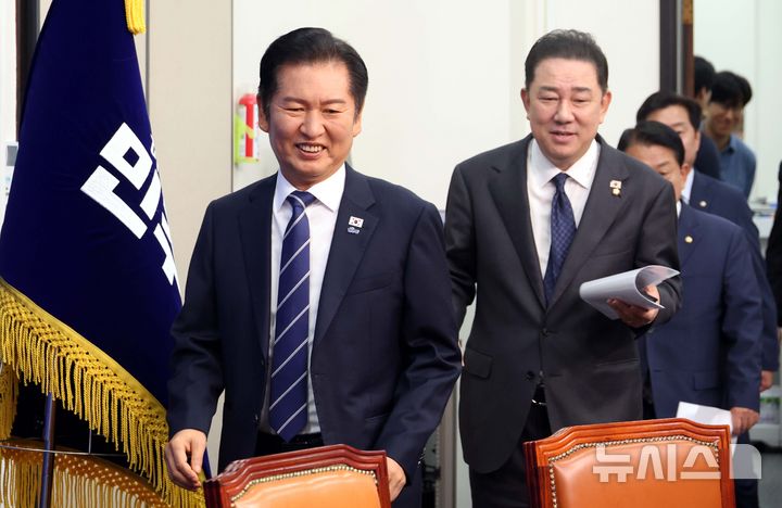 [서울=뉴시스] 조성봉 기자 = 정청래 더불어민주당 대표와 김병기 원내대표가 10일 오전 서울 여의도 국회에서 열린 최고위원회의에 참석하고 있다. 2025.10.10. suncho21@newsis.com