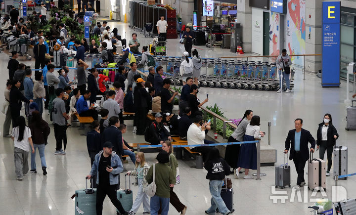[인천공항=뉴시스] 김혜진 기자 = 10일 오후 인천국제공항 제1터미널 입국장이 추석 명절 연휴 여행을 마치고 귀국한 여행객 등으로 붐비고 있다. 2025.10.10. jini@newsis.com