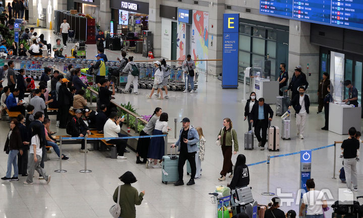 [인천공항=뉴시스] 김혜진 기자 = 10일 오후 인천국제공항 제1터미널 입국장이 추석 명절 연휴 여행을 마치고 귀국한 여행객 등으로 붐비고 있다. 2025.10.10. jini@newsis.com