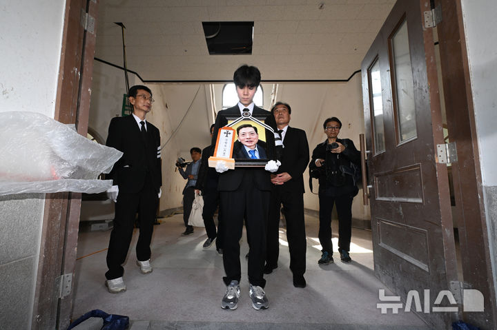 [광주=뉴시스] 이영주 기자 = 5·18민주화운동 당시 시민군으로 참여했던 고(故) 김향득 사진작가의 유족과 지인들이 10일 오전 광주 동구 옛전남도청에서 김 작가를 추모하며 생전 그가 주로 활동했던 곳인 옛전남도청을 둘러보고 있다. 김 작가는 광주·전남 일대의 5·18사적지 등을 사진으로 기록하며 5·18을 알리는데 앞장섰다. 2025.10.10. leeyj2578@newsis.com