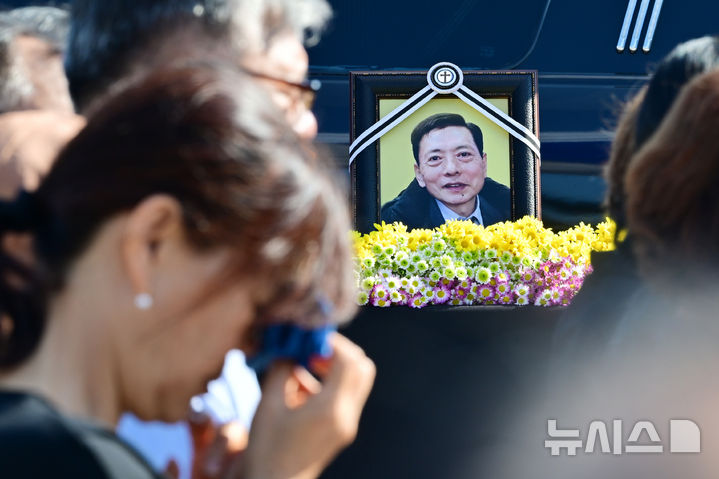 [광주=뉴시스] 이영주 기자 = 10일 오전 광주 동구 5·18민주광장에서 5·18민주화운동 당시 시민군으로 참여했던 고(故) 김향득 사진작가의 민주장이 치러지고 있다. 김 작가는 생전 광주·전남 일대의 5·18사적지 등을 사진으로 기록하며 5·18을 알리는데 앞장섰다. 2025.10.10. leeyj2578@newsis.com