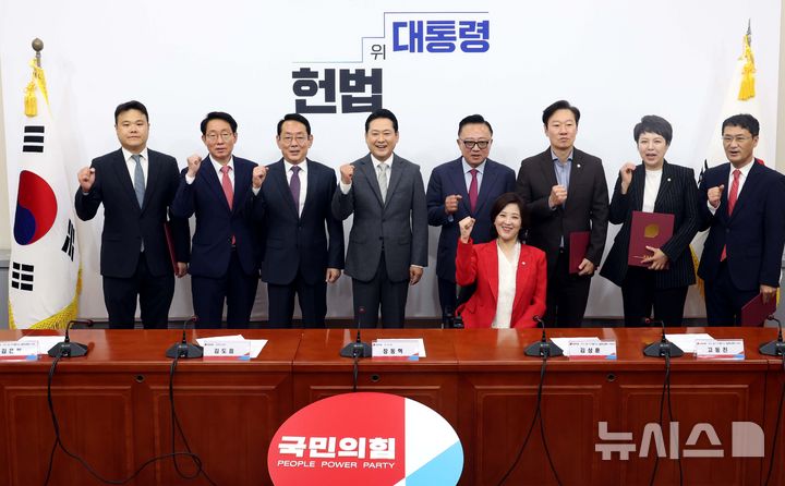 [서울=뉴시스] 조성봉 기자 = 장동혁 국민의힘 대표와 김상훈 특위 위원장을 비롯한 참석자들이 10일 오전 서울 여의도 국회에서 열린 주식 및 디지털자산 밸류업특별위원회 임명장 수여식 및 제1차 전체회의에서 기념촬영을 하고 있다. 왼쪽부터 정재욱 위원, 김 특위 위원장, 김도읍 정책위의장, 장 대표, 고동진, 최보윤, 박수민, 김은혜, 문성억 위원. 2025.10.10. suncho21@newsis.com