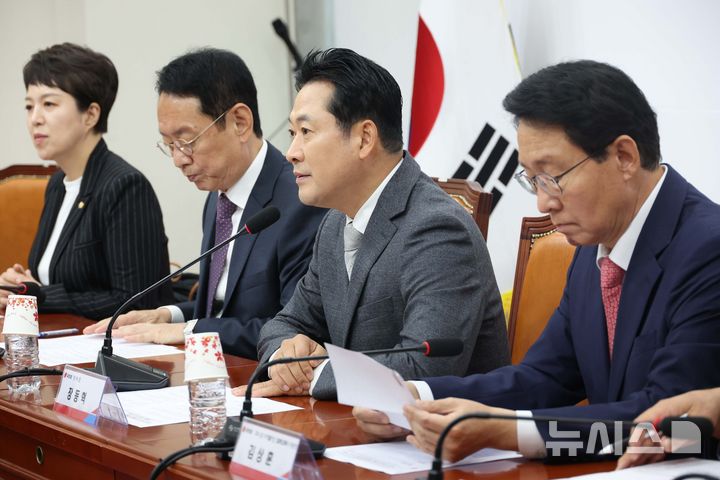 [서울=뉴시스] 조성봉 기자 = 장동혁 국민의힘 대표가 10일 오전 서울 여의도 국회에서 열린 주식 및 디지털자산 밸류업특별위원회 임명장 수여식 및 제1차 전체회의에서 발언을 하고 있다. 2025.10.10. suncho21@newsis.com