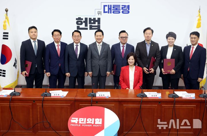 [서울=뉴시스] 조성봉 기자 = 장동혁 국민의힘 대표와 김상훈 특위 위원장을 비롯한 참석자들이 10일 오전 서울 여의도 국회에서 열린 주식 및 디지털자산 밸류업특별위원회 임명장 수여식 및 제1차 전체회의에서 기념촬영을 하고 있다. 왼쪽부터 정재욱 위원, 김 특위 위원장, 김도읍 정책위의장, 장 대표, 고동진, 최보윤, 박수민, 김은혜, 문성억 위원. 2025.10.10. suncho21@newsis.com