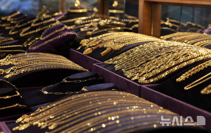 [서울=뉴시스] 이영환 기자 = 금 값이 연일 상승세를 보이고 있는 10일 오전 서울 종로구의 한 금은방에 금 제품이 진열되어 있다. 지난 8일(미국 현지시간) CNN에 따르면 금 값은 온스당 4000달러를 돌파해 했으며 올해들어 54% 올라 1979년 이후 45년만에 최대 상승 폭을 기록했다. 2025.10.10. 20hwan@newsis.com