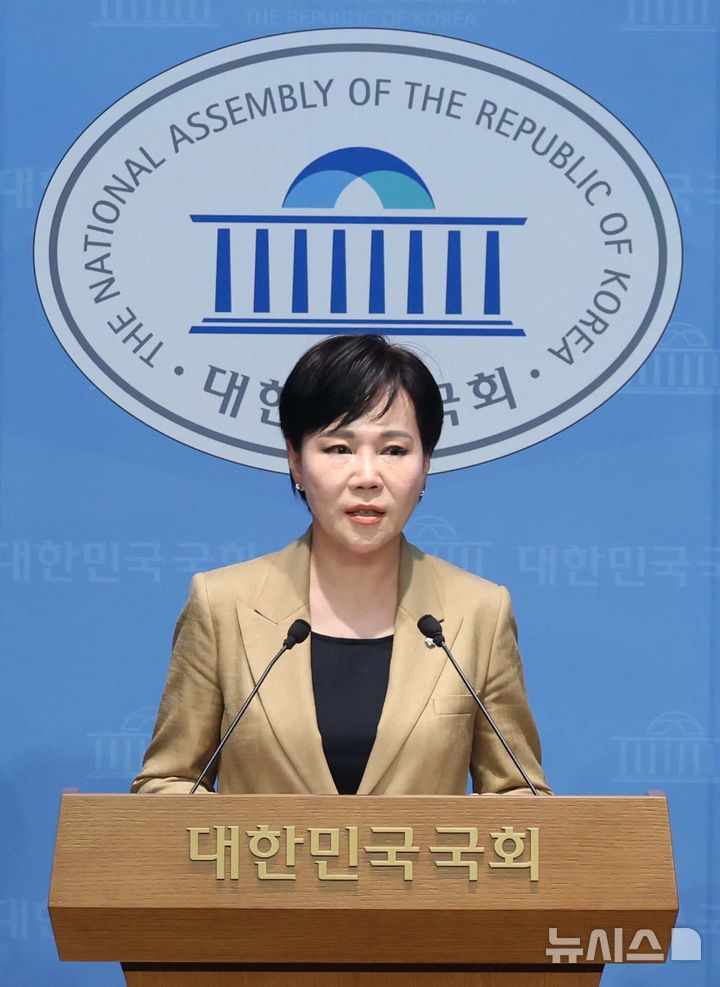 [서울=뉴시스] 조성봉 기자 = 전현희 더불어민주당 3대특검 종합대응특위 위원장이 10일 오전 서울 여의도 국회 소통관에서 열린 '오세훈 서울시장의 명태균 게이트 연루 혐의 등 불법혐의' 수사 촉구 기자회견에서 발언을 하고 있다. 2025.10.10. suncho21@newsis.com