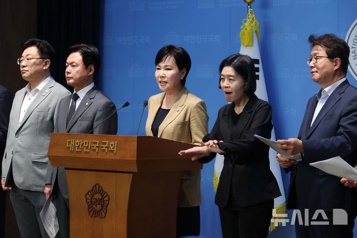 [서울=뉴시스] 조성봉 기자 = 전현희 더불어민주당 3대특검 종합대응특위 위원장과 의원들이 10일 오전 서울 여의도 국회 소통관에서 '오세훈 서울시장의 명태균 게이트 연루 혐의 등 불법혐의' 수사 촉구 기자회견을 하고 있다. 2025.10.10. suncho21@newsis.com