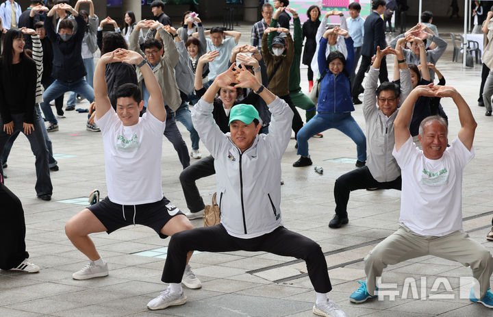 [서울=뉴시스] 배훈식 기자 = 오세훈 서울시장이 10일 오전 서울 중구 동대문디자인플라자에서 열린 더 건강한 서울 9988, '한가위 확.찐.살. 확빼기' 체력장에서 시민들과 몸풀기 체조를 하고 있다. 2025.10.10. dahora83@newsis.com