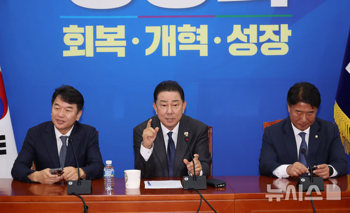 [서울=뉴시스] 김명년 기자 = 김병기 더불어민주당 원내대표가 10일 오전 서울 여의도 국회에서 열린 기자간담회에서 질문에 답하고 있다. 2025.10.10. kmn@newsis.com