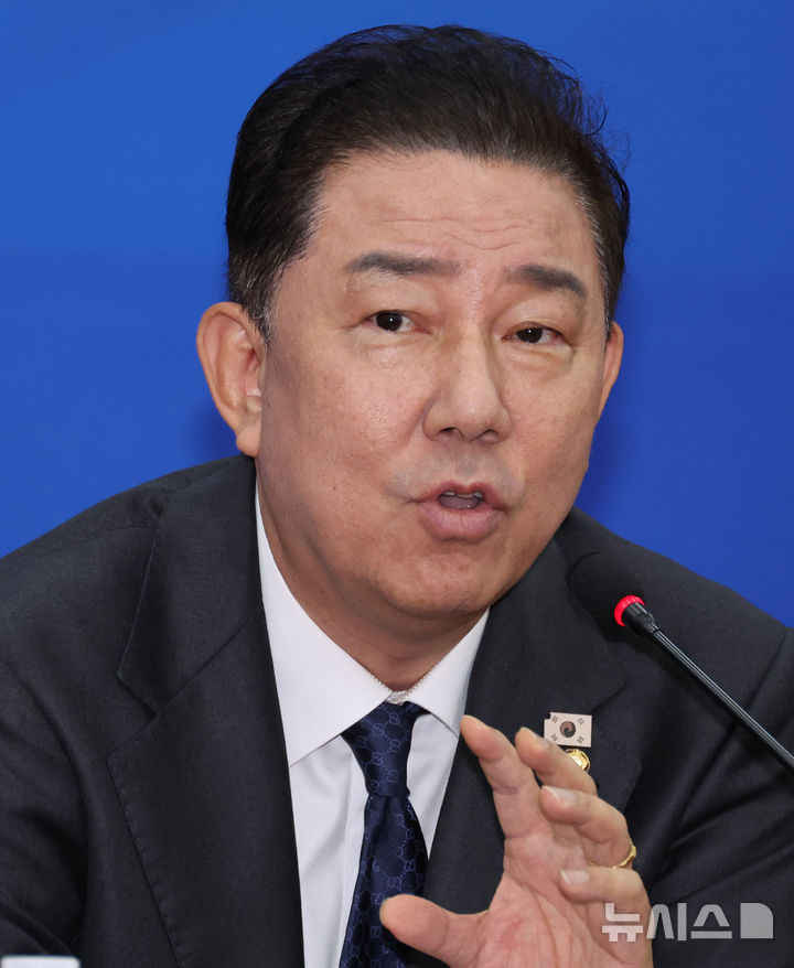 [서울=뉴시스] 김명년 기자 = 김병기 더불어민주당 원내대표가 10일 오전 서울 여의도 국회에서 열린 기자간담회에서 질문에 답하고 있다. 2025.10.10. kmn@newsis.com