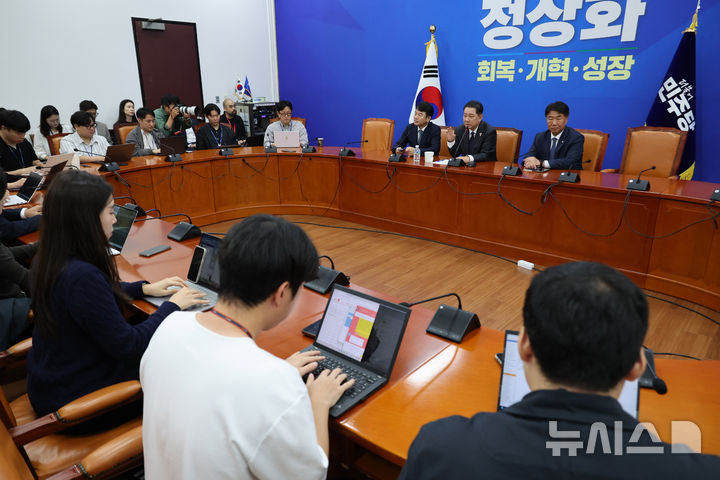 [서울=뉴시스] 김명년 기자 = 김병기 더불어민주당 원내대표가 10일 오전 서울 여의도 국회에서 열린 기자간담회에서 질문에 답하고 있다. 2025.10.10. kmn@newsis.com