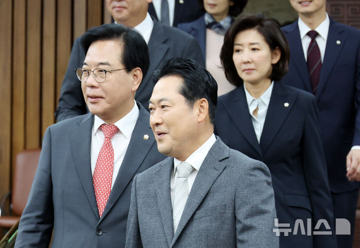 [서울=뉴시스] 김명년 기자 = 장동혁 국민의힘 대표가 10일 오전 서울 여의도 국회에서 열린 제9회 전국동시지방선거 총괄기획단 임명장 수여식 및 제1차 전체회의에서 송언석 원내대표, 나경원 위원장과 함께 입장하고 있다. 2025.10.10. kmn@newsis.com