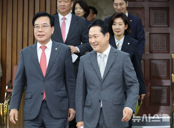 [서울=뉴시스] 김명년 기자 = 장동혁 국민의힘 대표가 10일 오전 서울 여의도 국회에서 열린 제9회 전국동시지방선거 총괄기획단 임명장 수여식 및 제1차 전체회의에서 송언석 원내대표, 나경원 위원장과 함께 입장하고 있다. 2025.10.10. kmn@newsis.com