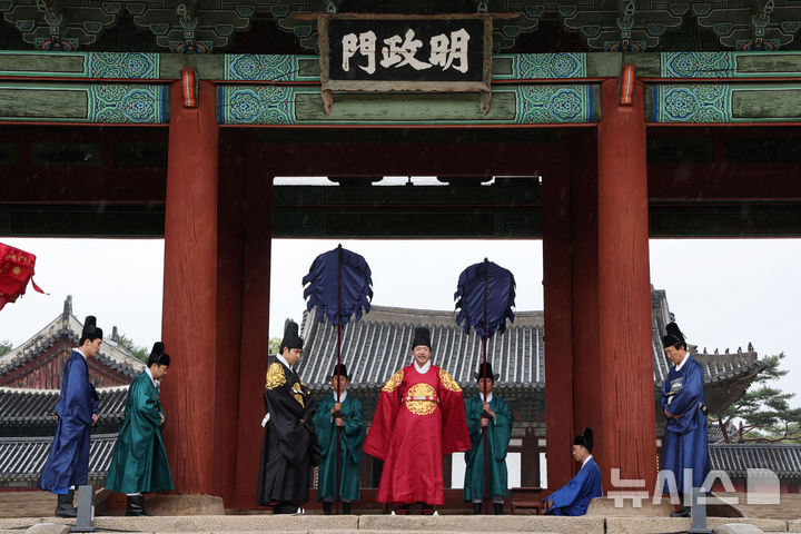 [서울=뉴시스] 박진희 기자 = 국가유산진흥원은 10일 서울 종로구 창경궁 명정문에서 '2025년 가을 궁중문화축전' 프로그램 '임문휼민의: 백성을 위로하는 왕' 궁중극을 시연하고 있다. 2025.10.10. pak7130@newsis.com