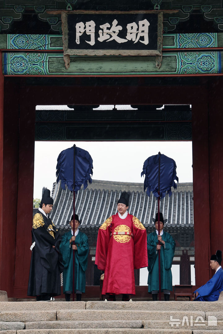 [서울=뉴시스] 박진희 기자 = 국가유산진흥원은 10일 서울 종로구 창경궁 명정문에서 '2025년 가을 궁중문화축전' 프로그램 '임문휼민의: 백성을 위로하는 왕' 궁중극을 시연하고 있다. 2025.10.10. pak7130@newsis.com