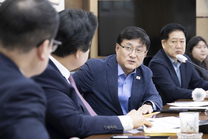 [서울=뉴시스] 김성환 기후에너지환경부장관이 10일 충남 태안군 한국서부발전 태안발전본부를 방문해 발전사 관계자들에게 석탄발전 폐지 관련 정의로운 청정에너지로 전환과 함께 안전관리 강화를 당부하고 있다. (사진=기후에너지환경부 제공) 2025.10.10. photo@newsis.com *재판매 및 DB 금지