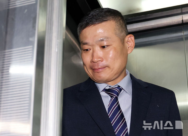 [서울=뉴시스] 홍효식 기자 = 김동혁 전 국방부 검찰단장이 10일 오후 서울 서초구 순직해병 특검 사무실에 피의자 조사를 받기 위해 출석하고 있다. 2025.10.10. yesphoto@newsis.com