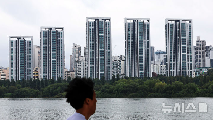 [서울=뉴시스] 최진석 기자 = 사진은 지난달 10일 서울 서초구 아파트 단지의 모습. 2025.10.10. myjs@newsis.com