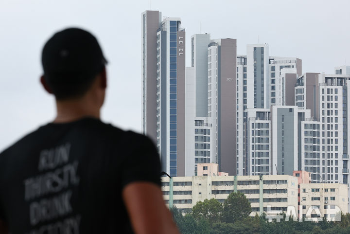 [서울=뉴시스] 최진석 기자 = 사진은 10일 서울 서초구 아파트 단지의 모습. 2025.10.10. myjs@newsis.com