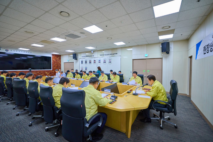 [서울=뉴시스] 이재명 대통령이 10일 대전 국가정보자원관리원 현장상황실 회의실에서 간담회를 주재하고 있다. (사진=대통령실 제공) 2025.10.10. photo@newsis.com *재판매 및 DB 금지