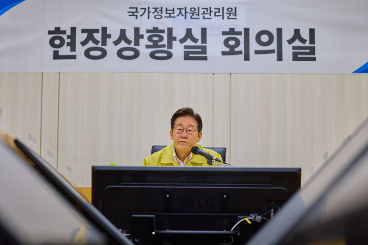 [서울=뉴시스] 이재명 대통령이 10일 대전 국가정보자원관리원 현장상황실 회의실에서 간담회를 주재하고 있다. (사진=대통령실 제공) 2025.10.10. photo@newsis.com *재판매 및 DB 금지