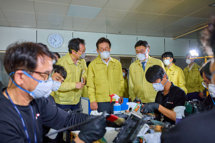 [서울=뉴시스] 이재명 대통령이 10일 대전 국가정보자원관리원을 방문해 정부 정보시스템 복구 현황을 살피고 피해 상황을 점검하고 있다. (사진=대통령실 제공) 2025.10.10. photo@newsis.com *재판매 및 DB 금지