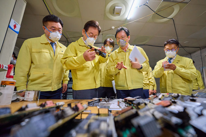 [서울=뉴시스] 이재명 대통령이 10일 대전 국가정보자원관리원을 방문해 정부 정보시스템 복구 현황을 살피고 피해 상황을 점검하고 있다. (사진=대통령실 제공) 2025.10.10. photo@newsis.com *재판매 및 DB 금지