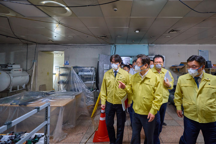 [서울=뉴시스] 이재명 대통령이 10일 대전 국가정보자원관리원을 방문해 정부 정보시스템 복구 현황을 살피고 피해 상황을 점검하고 있다. (사진=대통령실 제공) 2025.10.10. photo@newsis.com *재판매 및 DB 금지